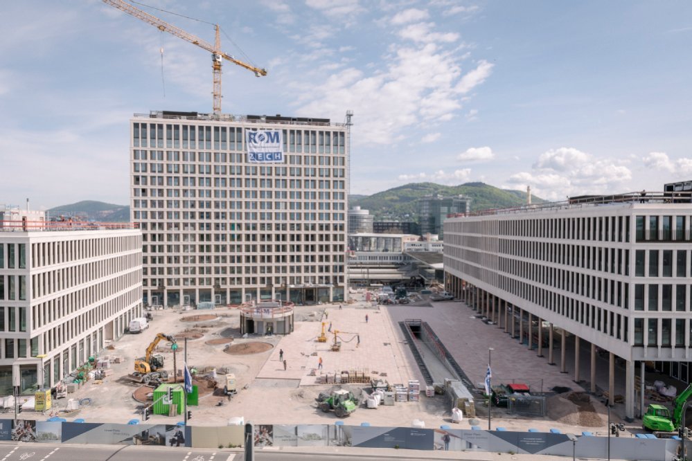Bauarbeiten auf dem Europaplatz im Mai 2023 Drei große Gebäude stehen rund um einen großen Platz