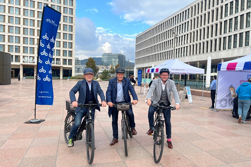 Von links: Winfried Hermann, Verkehrsminister des Landes Baden-Württemberg, Oberbürgermeister Eckart Würzner und Mobilitätsbürgermeister Raoul Schmidt-Lamontain stellten im Rahmen eines öffentlichen Gesprächs auf dem Europaplatz den aktuellen Stand der Radplanung in Heidelberg und Baden-Württemberg vor. (Foto: Stadt Heidelberg) Zu sehen sind von links nach rechts: Winfried Herrmann, Verkehrsminister des Landes Baden-Württemberg, Oberbürgermeister Eckart Würzner und Mobilitätsbürgermeister Raoul Schmidt-Lamontain mit ihren Fahrrädern auf dem Europaplatz an der Südseite des Hauptbahnhofes  Süd