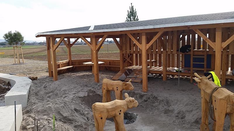 Stall mit Tieren aus Holz auf dem Bauernhof-Spielplatz in der Bahnstadt (Foto: DSK) Stall mit Tieren aus Holz auf dem Bauernhof-Spielplatz in der Bahnstadt (Foto: DSK)