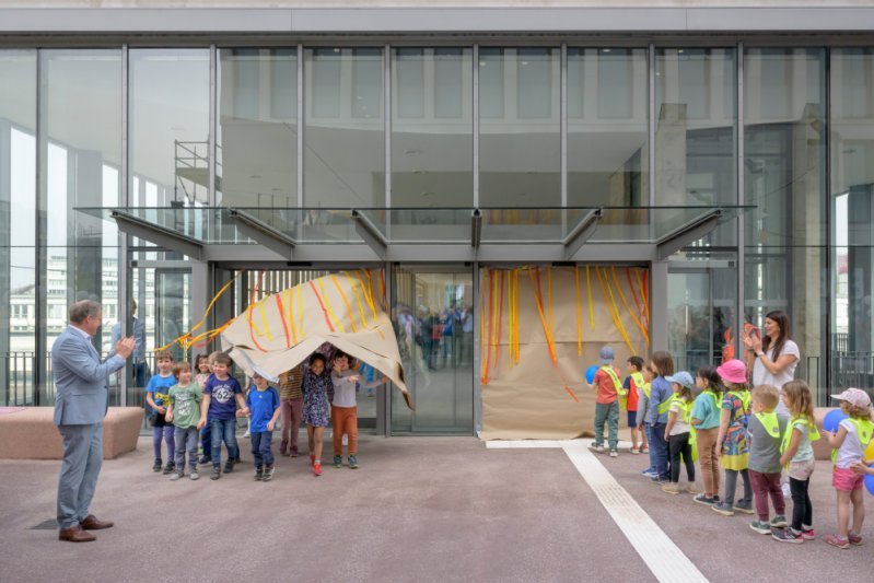 Kindergartenkinder aus Bergheim und der Bahnstadt sorgen für den Durchbruch auf der neuen Fußgängerbrücke zwischen dem Querbahnsteig des Hauptbahnhofes und dem Europaplatz. (Foto: Philipp Rothe) Kindergartenkinder aus Bergheim und der Bahnstadt sorgen für den Durchbruch auf der neuen Fußgängerbrücke zwischen dem Querbahnsteig des Hauptbahnhofes und dem Europaplatz.