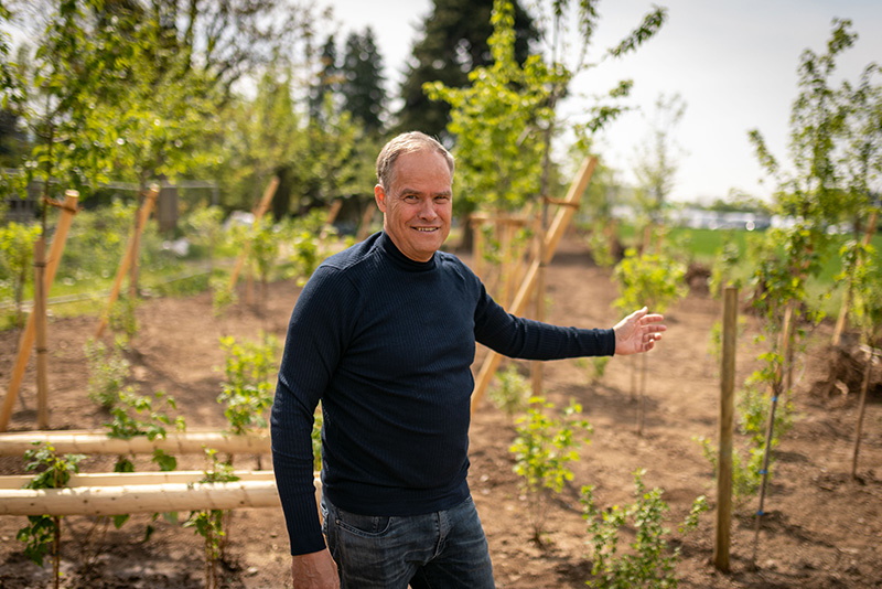 Spontaner Besuch beim neuen Klimawäldchen in der Bahnstadt: Oberbürgermeister Prof. Dr. Eckart Würzner am Freitag, 29. April 2022. (Foto: Dittmer) Oberbürgermeister Prof. Dr. Eckart Würzner im Klimawäldchen Bahnstadt.