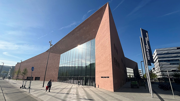 Ein neues Wahrzeichen Heidelbergs – das Heidelberg Congress Center (HCC) (Foto: Heidelberg Marketing) Das Heidelberg Congress Center (HCC) in der Bahnstadt.