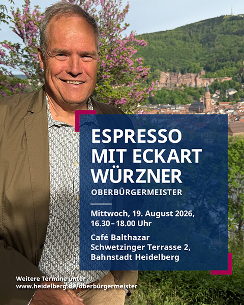 Heidelbergs Oberbürgermeister Eckart Würzner lädt in seiner Reihe „Espresso mit Eckart Würzner“ Bürgerinnen und Bürger am Mittwoch, 19. August 2026, von 16.30 bis 18 Uhr zum Austausch in das Café Balthazar, Schwetzinger Terrasse 2, in der Bahnstadt ein. (Foto: Stadt Heidelberg) Oberbürgermeister Eckart Würzner steht vor einem Strauch. Im Hintergrund ist das Heidelberger Schlosss.