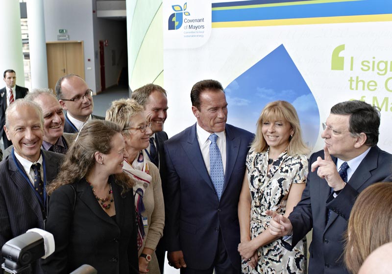 Bei der EU Sustainable Energy Week (EUSEW) forderte OB Würzner europäische Rahmenbedingungen für Städte im Klimaschutz. Im Bild: Neben OB Würzner (v.l.n.r.): Arnold Schwarzenegger, ehemaliger Gouverneur Kaliforniens, Anni Podimata, Vizepräsidentin des Europäischen Parlaments, und José Manuel Barroso, Präsident der europäischen Kommission (Foto: Energy Cities)