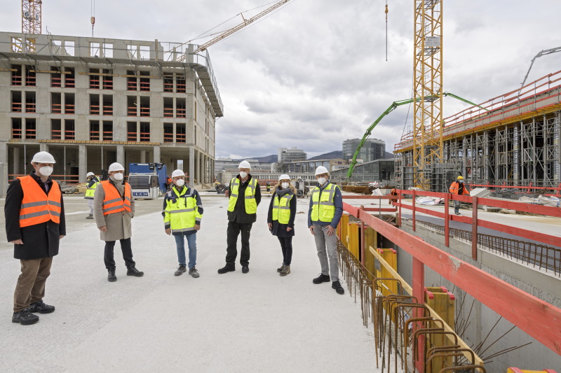 Erster Bürgermeister Jürgen Odszuck (v.l), Oberbürgermeister Prof. Dr. Eckart Würzner, Kai M. Dreesbeimdiek, Geschäftsführer der Gustav Zech Stiftung Management GmbH und Mitarbeitende der Stadtverwaltung. (Foto: Rothe)  Erster Bürgermeister Jürgen Odszuck (v.l), Oberbürgermeister Prof. Dr. Eckart Würzner, Kai M. Dreesbeimdiek, Geschäftsführer der Gustav Zech Stiftung Management GmbH und Mitarbeitende der Stadtverwaltung. (Foto: Rothe)