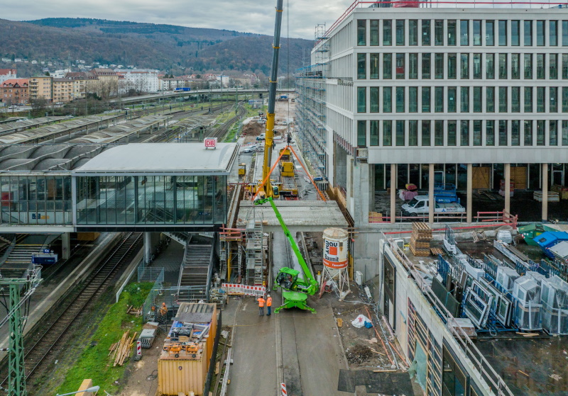 Luftaufnahme von der Montage der neuen Fußgängerbrücke. Foto: Foto: Stadt Heidelberg Luftaufnahme von der Montage der neuen Fußgängerbrücke.