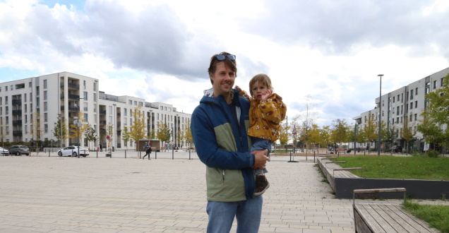 Mann mit Kleinkind am Gadamerplatz (Foto: Stadt Heidelberg)