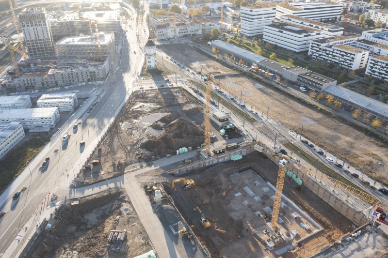 Zwei der größten Bauprojekte der Bahnstadt: das Bauvorhaben am Europaplatz (links hinten) sowie das neue Kopernikusquartier (vorne). Bei beiden entsteht neuer Wohnraum mit geförderten Wohnungen. Zu sehen ist auch der Abschnitt des Czernyrings (links), der 2021 vierspurig ausgebaut wurde. (Foto: Christian Buck) Bauvorhaben am Europaplatz (links hinten) sowie das neue Kopernikusquartier (vorne).